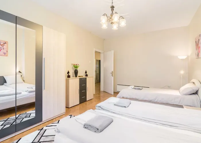 Rakovski Street Three Bedroom Ten People Spacious Apartment