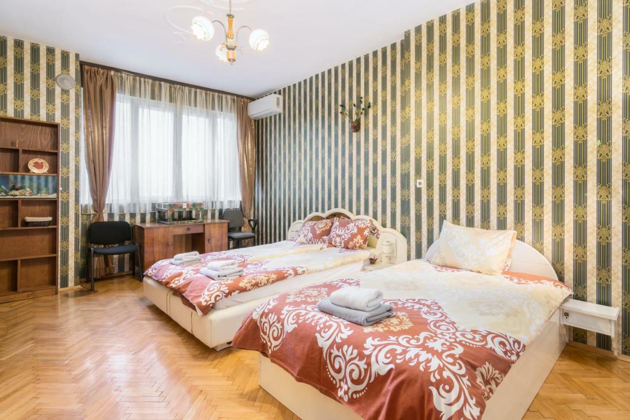 Rakovski Street Three Bedroom Ten People Spacious Apartment Sofia