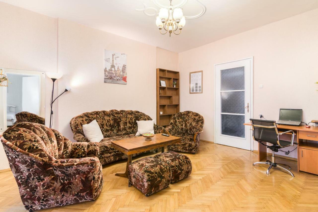 Rakovski Street Three Bedroom Ten People Spacious * Sofia