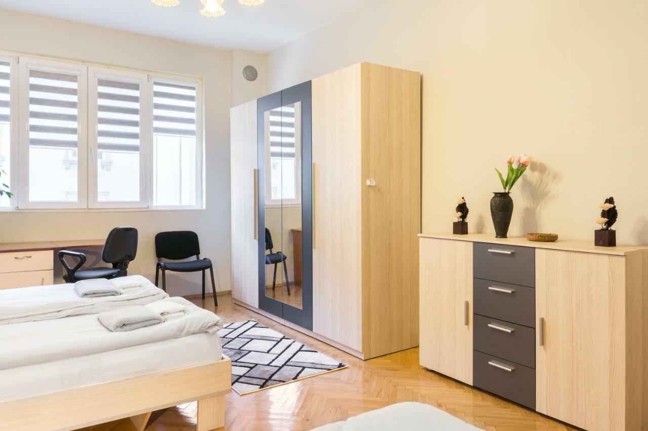 Rakovski Street Three Bedroom Ten People Spacious * Sofia