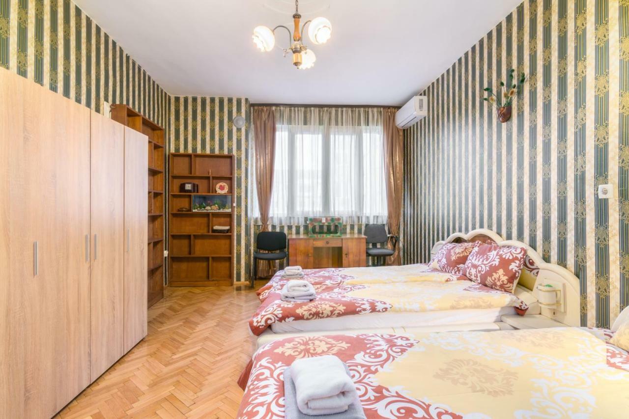 Rakovski Street Three Bedroom Ten People Spacious *