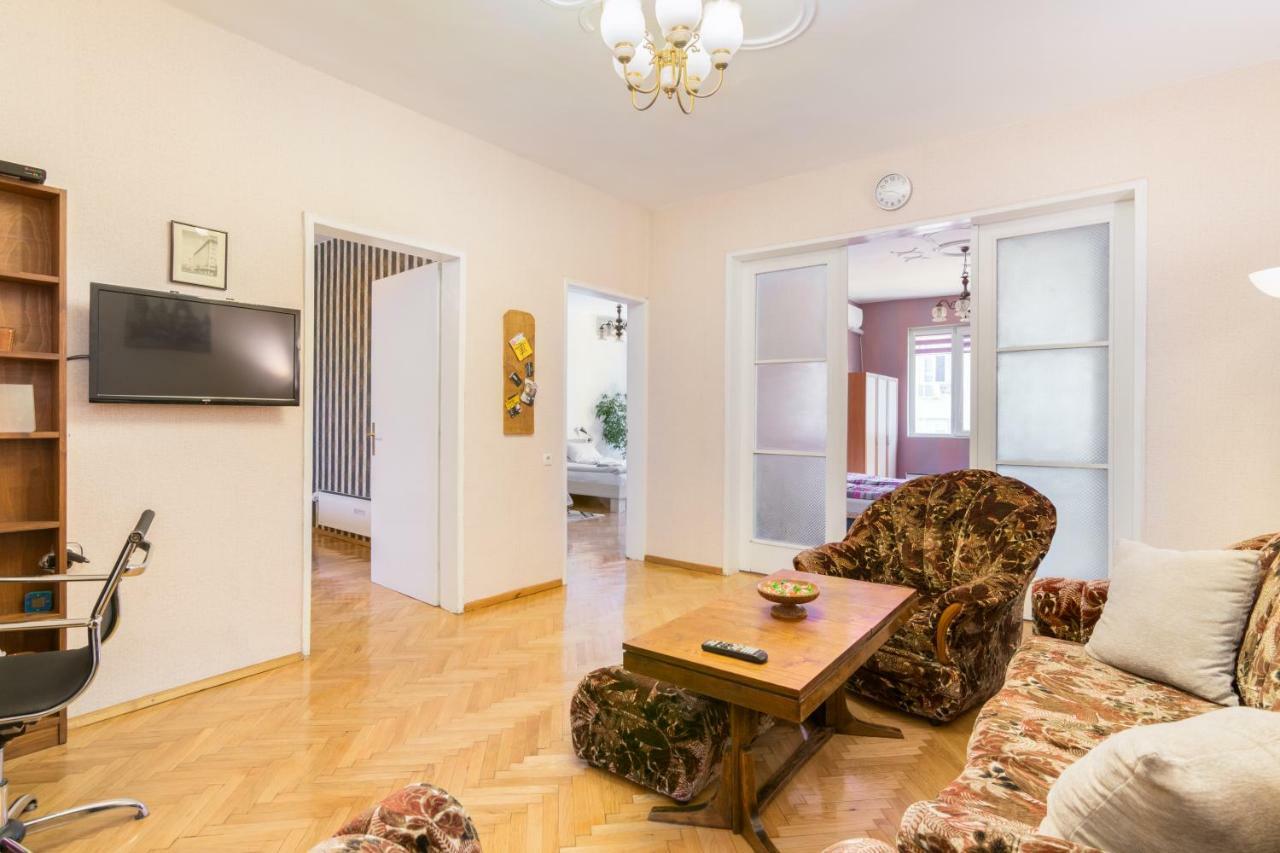 Rakovski Street Three Bedroom Ten People Spacious Apartment