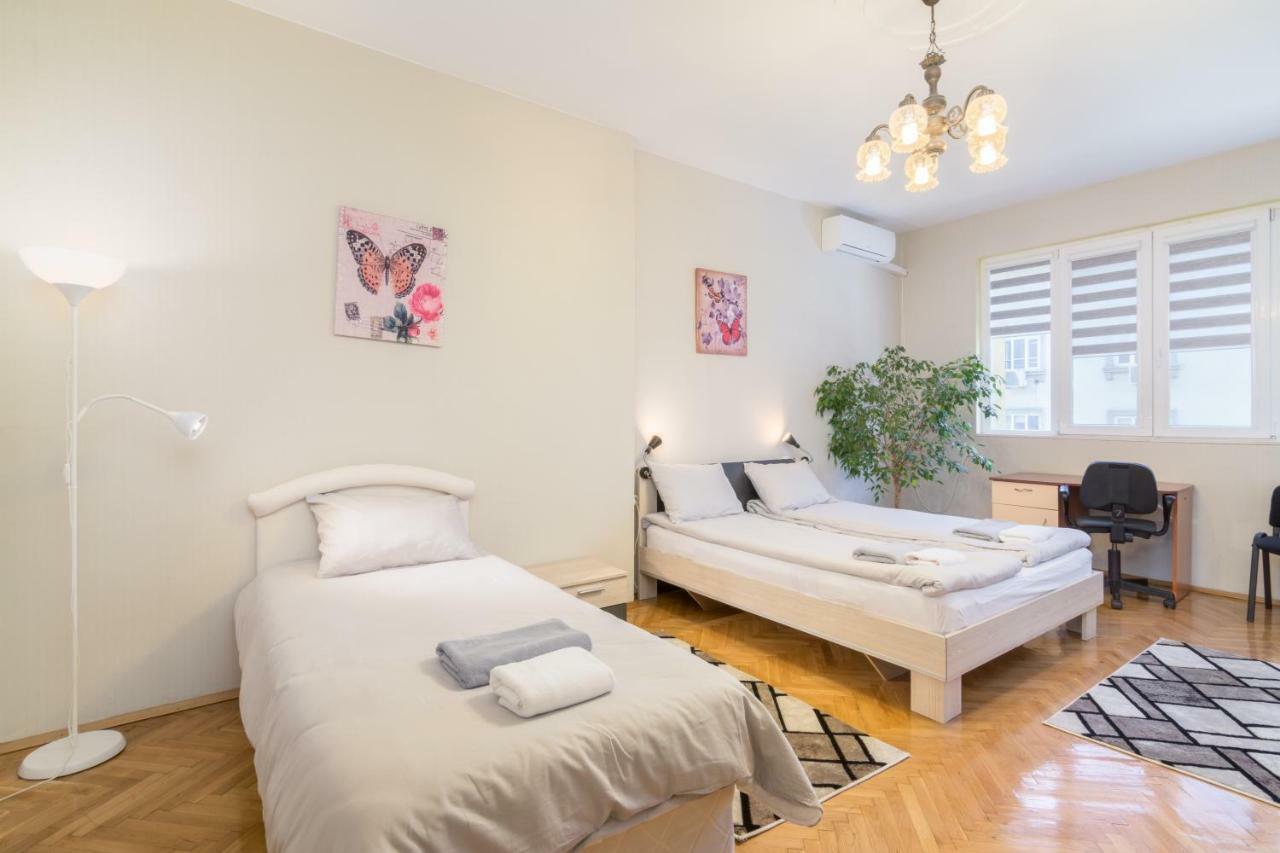 Rakovski Street Three Bedroom Ten People Spacious Apartment